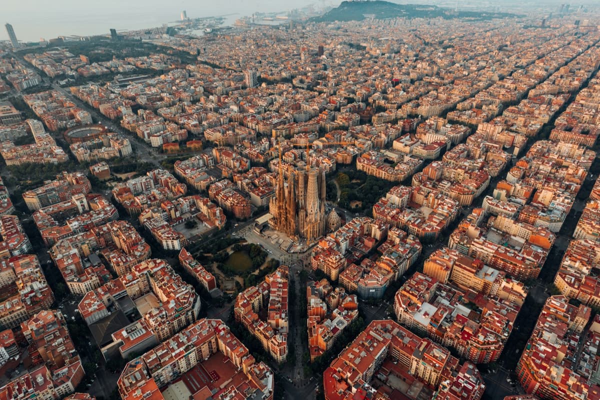 Vista aérea del Eixample de Barcelona al amanecer, con la Sagrada Família en el centro