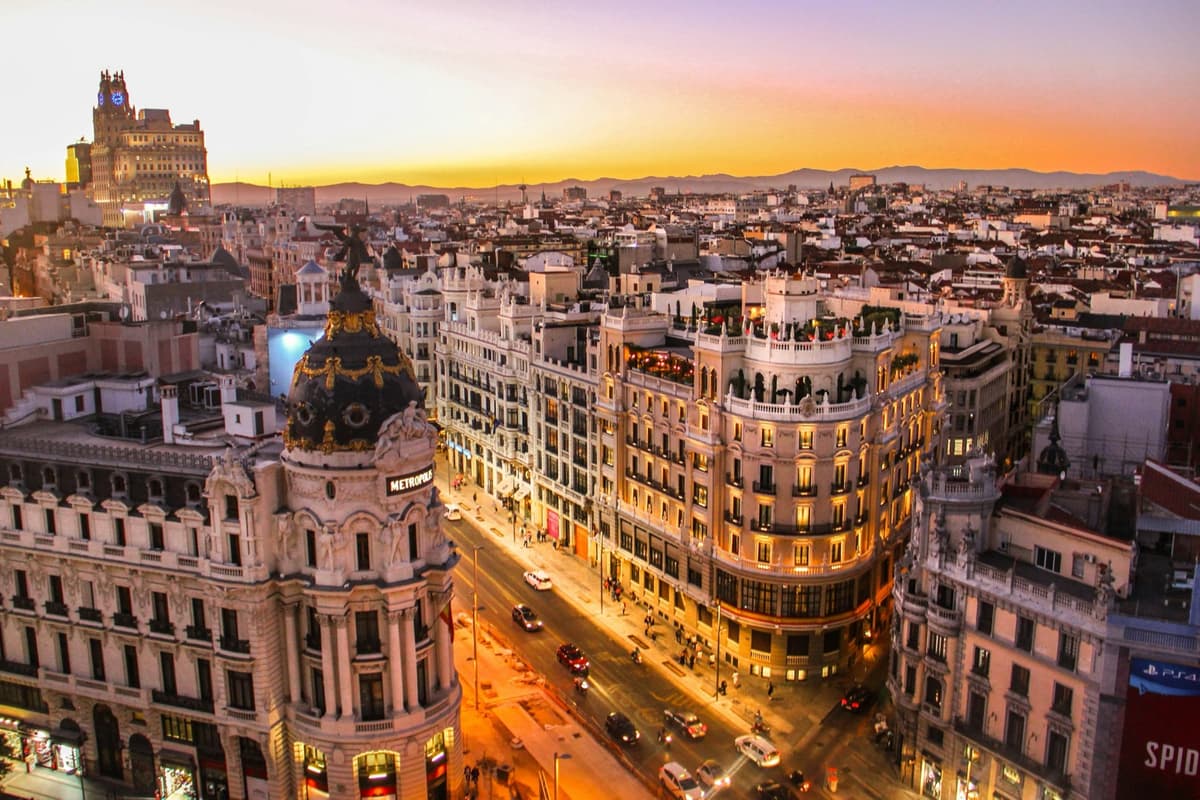 La Gran Vía de Madrid al atardecer, con el edificio Metrópolis iluminado