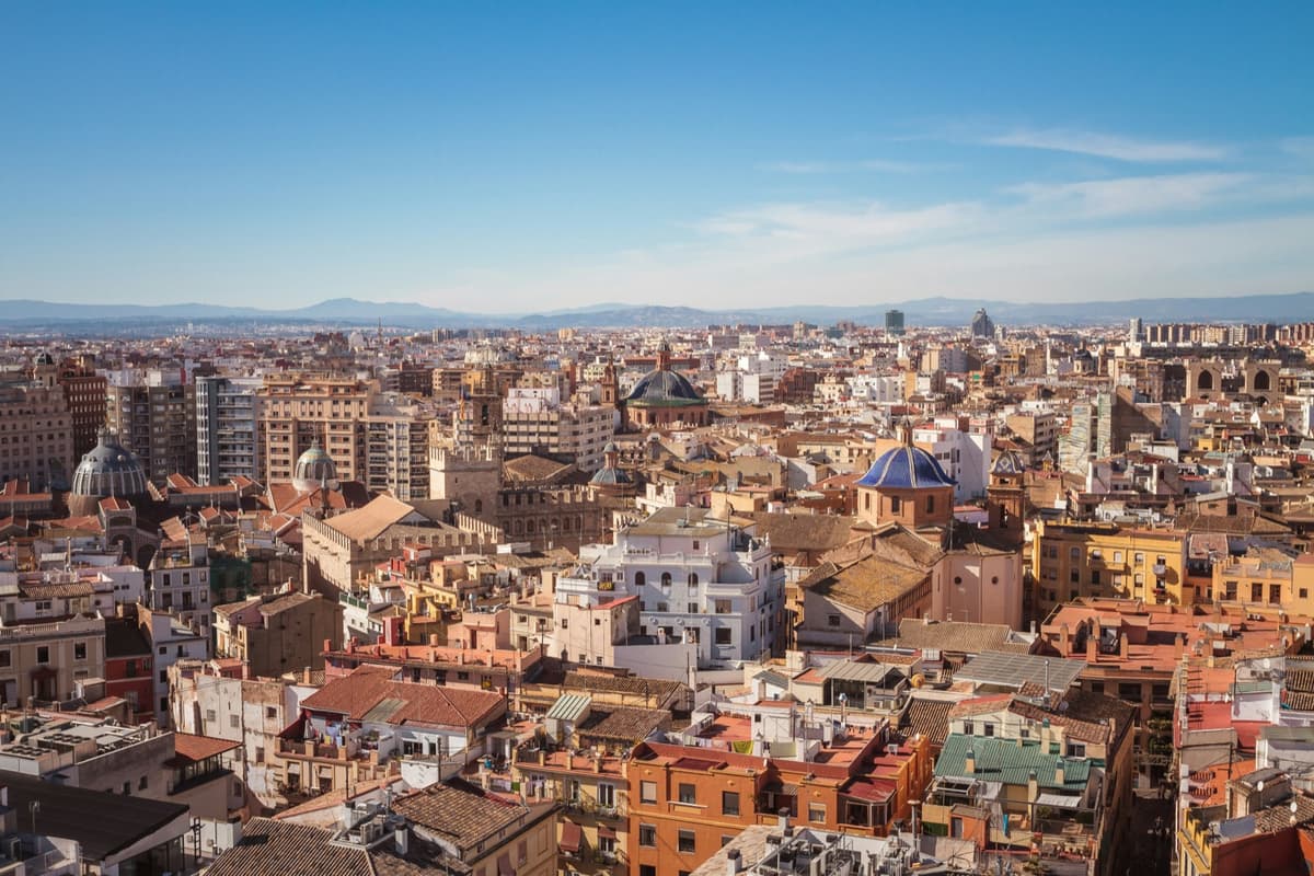 Vista de los tejados del centro de Valencia, con la cúpula de azulejos azules de Santa Catalina